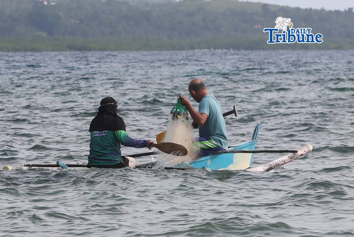 (April 11 2026) Fishermen riding a boat carrying fishnet, looking for a fish to catch at Sandingan island, Brgy. Basdio, Loon Bohol on Saturday April 11, 2026. Photo/Analy Labor