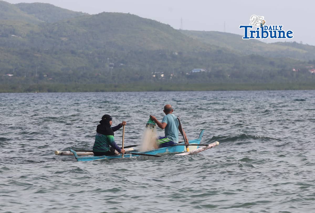 (April 11 2026) Fishermen riding a boat carrying fishnet, looking for a fish to catch at Sandingan island, Brgy. Basdio, Loon Bohol on Saturday April 11, 2026. Photo/Analy Labor
