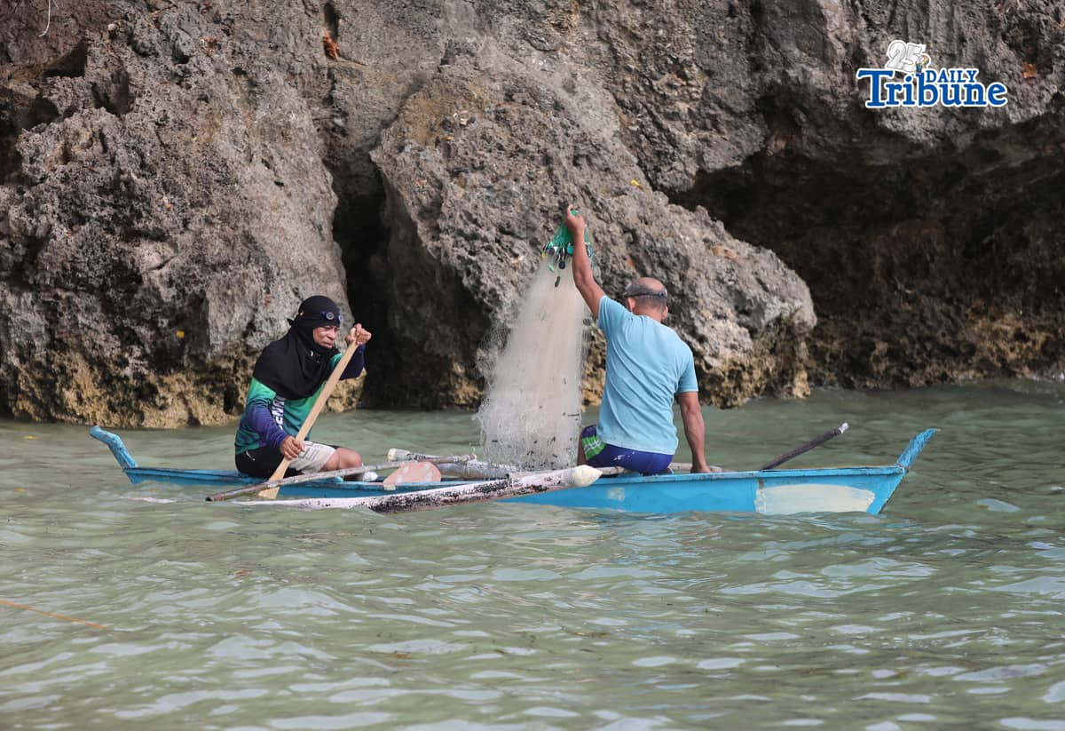 (April 11 2026) Fishermen riding a boat carrying fishnet, looking for a fish to catch at Sandingan island, Brgy. Basdio, Loon Bohol on Saturday April 11, 2026. Photo/Analy Labor