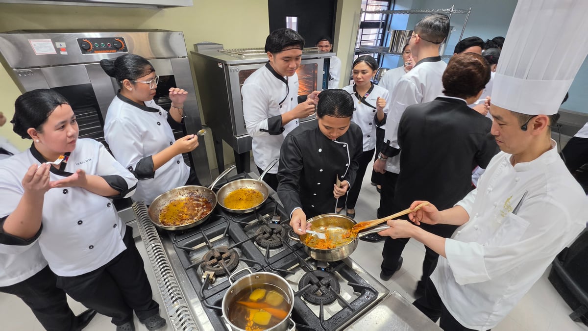 STUDENTS taste the African chicken seasoning prepared by chef Jason Cheong from Macao during the Chef Exchange Program.