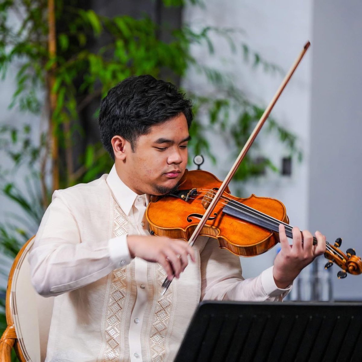 Violinist Emanuel John Villarin.