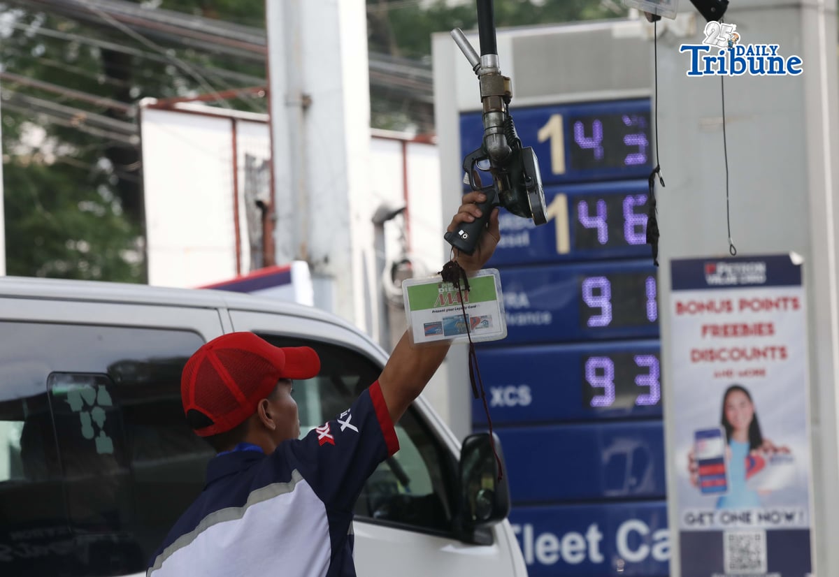 Motorists are assisted by gasoline station attendants along Kalayaan Avenue on Monday.
Fuel prices are set to roll back on Tuesday, with diesel expected to drop by P20.89 to P23 per liter, gasoline by P4.43 per liter and kerosene by P8.50 per liter, offering relief after weeks of increases driven by the Middle East conflict.