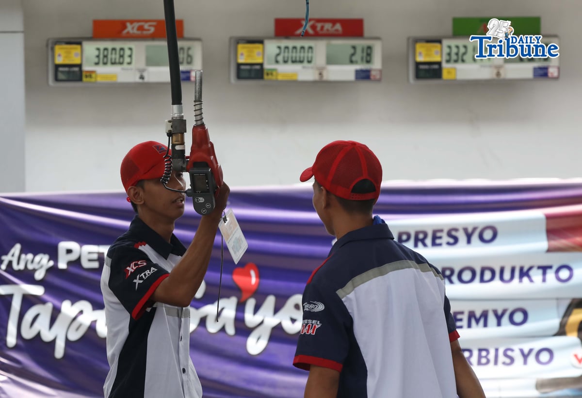 Motorists are assisted by gasoline station attendants along Kalayaan Avenue on Monday.
Fuel prices are set to roll back on Tuesday, with diesel expected to drop by P20.89 to P23 per liter, gasoline by P4.43 per liter and kerosene by P8.50 per liter, offering relief after weeks of increases driven by the Middle East conflict.