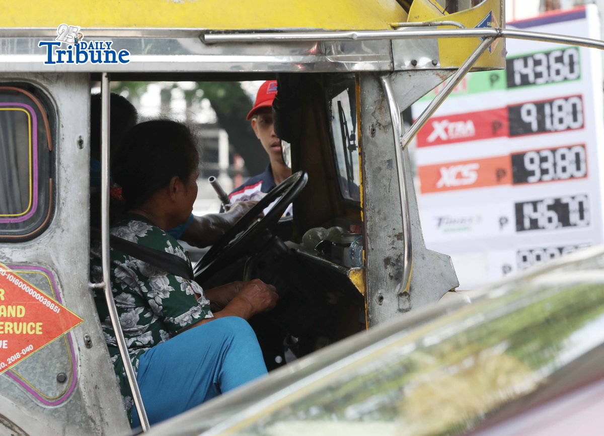 Motorists are assisted by gasoline station attendants along Kalayaan Avenue on Monday.
Fuel prices are set to roll back on Tuesday, with diesel expected to drop by P20.89 to P23 per liter, gasoline by P4.43 per liter and kerosene by P8.50 per liter, offering relief after weeks of increases driven by the Middle East conflict.