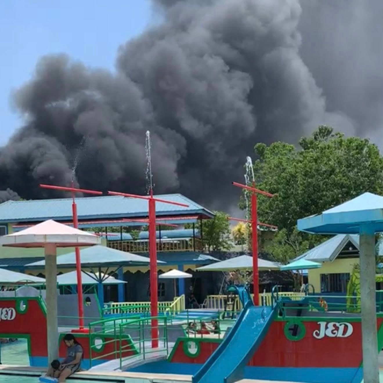 Firefighters extinguish resort blaze
