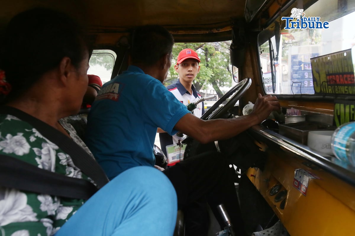 Motorists are assisted by gasoline station attendants along Kalayaan Avenue on Monday.
Fuel prices are set to roll back on Tuesday, with diesel expected to drop by P20.89 to P23 per liter, gasoline by P4.43 per liter and kerosene by P8.50 per liter, offering relief after weeks of increases driven by the Middle East conflict.