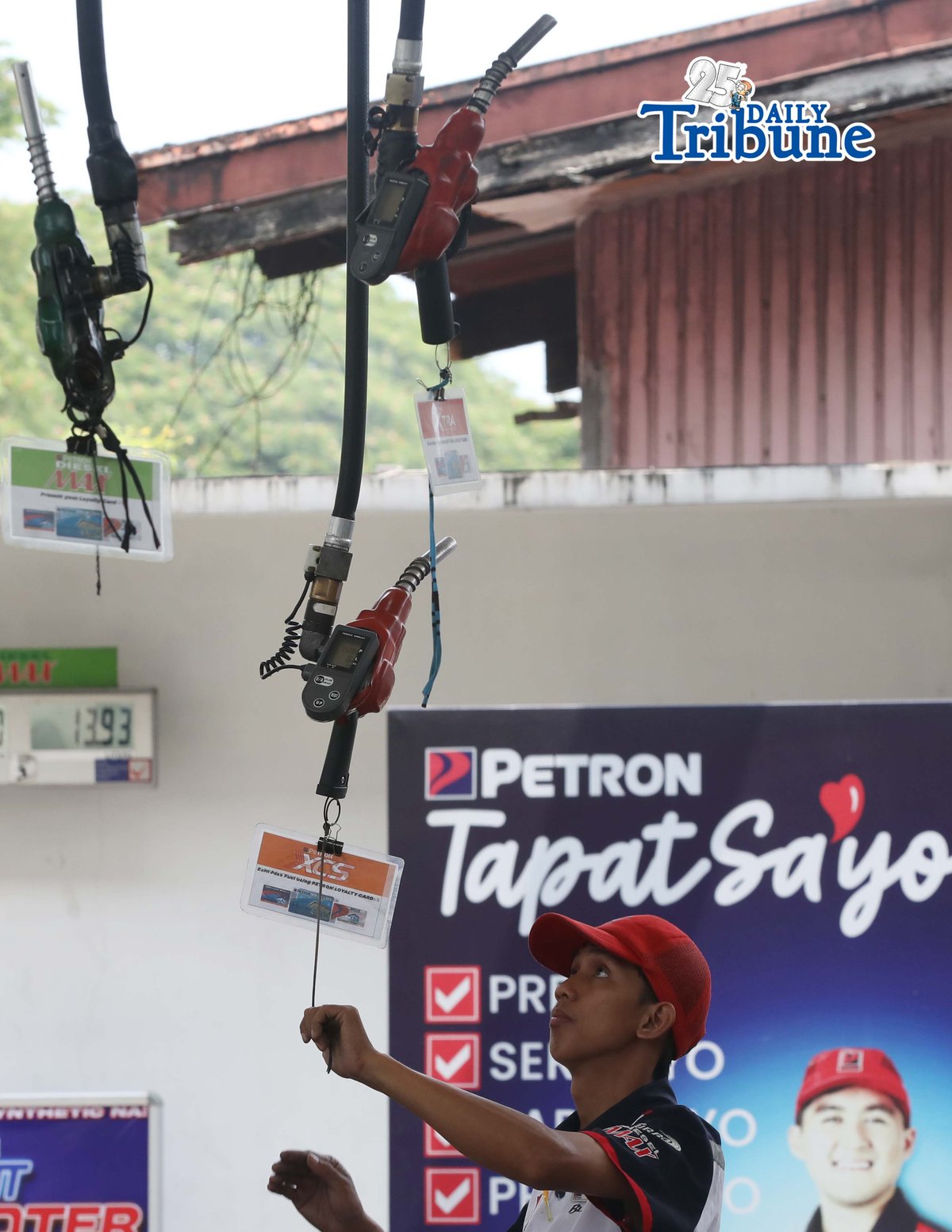 Motorists are assisted by gasoline station attendants along Kalayaan Avenue on Monday.
Fuel prices are set to roll back on Tuesday, with diesel expected to drop by P20.89 to P23 per liter, gasoline by P4.43 per liter and kerosene by P8.50 per liter, offering relief after weeks of increases driven by the Middle East conflict.