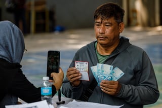 DSWD to conduct more special payouts amid issues with MC taxis, delivery riders