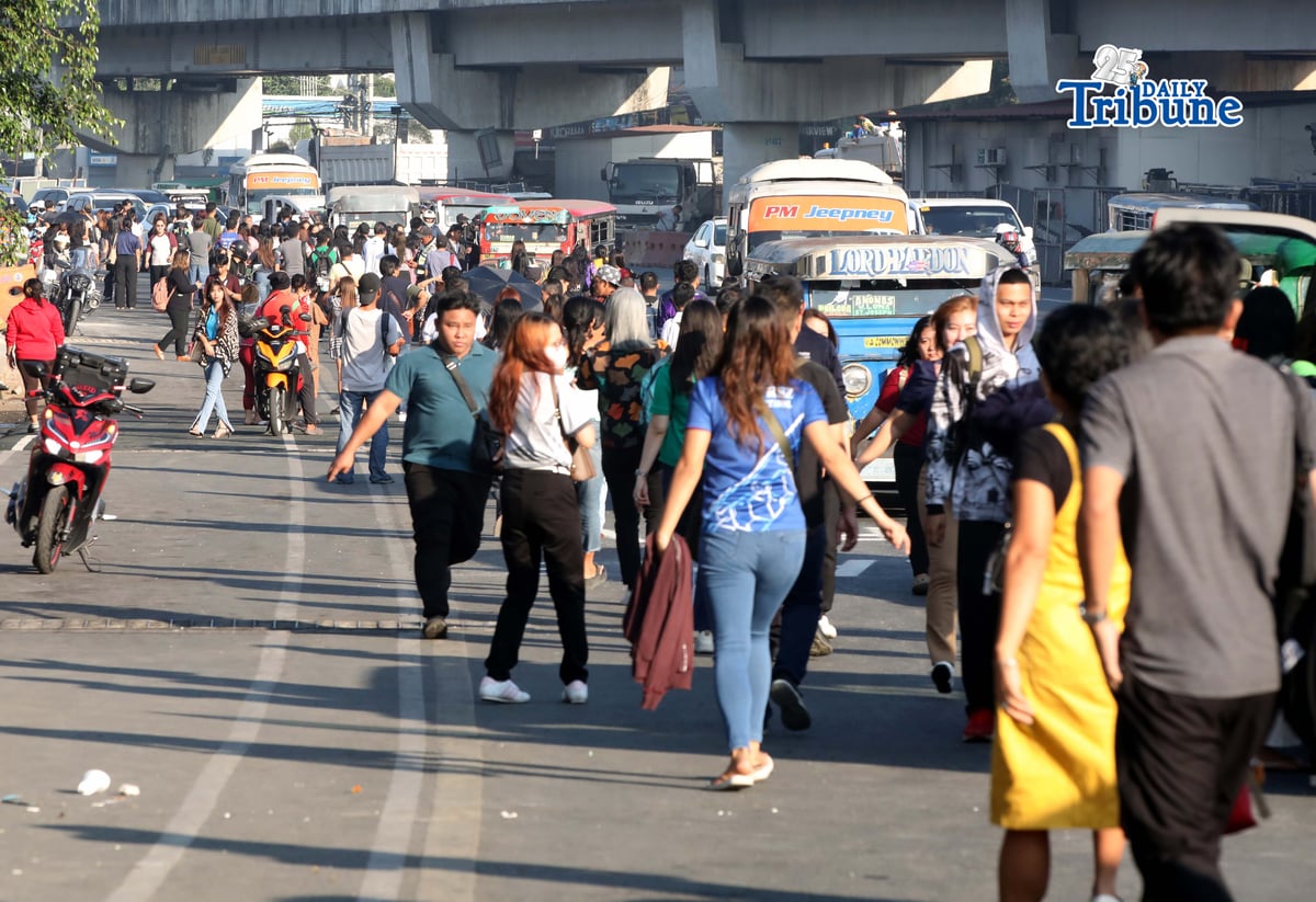 (April 15 2026)  On Wednesday April 15 2026, the first day of transport strike commuters waiting for public transport to ride along Commonwealth Avenue in Quezon City, to get to their destination. Photo/Analy Labor