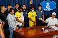 MANILA Mayor Francisco ‘Isko Moreno’ Domagoso presents a father and son who was tagged as suspects in a fatal stabbing during a press conference at Manila City Hall on Wednesday. The suspects surrendered to authorities following an altercation inside a computer shop in Happyland, Tondo, claiming they acted after the 46-year-old victim allegedly attempted to draw a weapon.