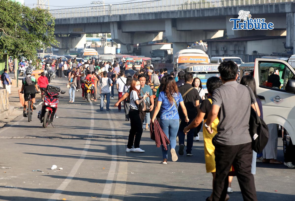 (April 15 2026)  On Wednesday April 15 2026, the first day of transport strike commuters waiting for public transport to ride along Commonwealth Avenue in Quezon City, to get to their destination. Photo/Analy Labor