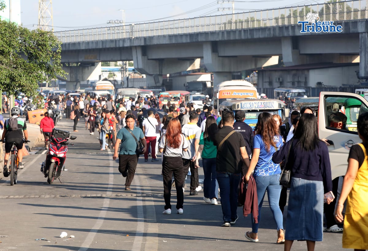 (April 15 2026)  On Wednesday April 15 2026, the first day of transport strike commuters waiting for public transport to ride along Commonwealth Avenue in Quezon City, to get to their destination. Photo/Analy Labor