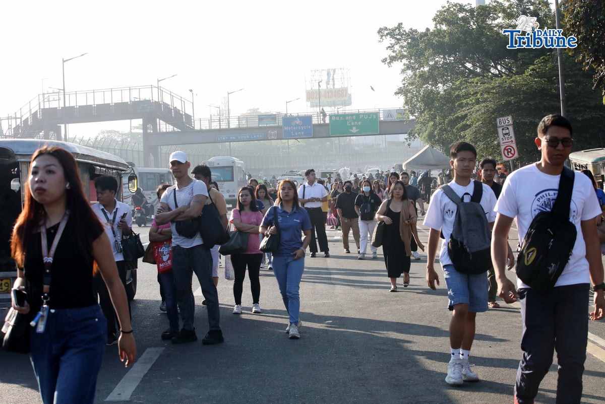 (April 15 2026)  On Wednesday April 15 2026, the first day of transport strike commuters waiting for public transport to ride along Commonwealth Avenue in Quezon City, to get to their destination. Photo/Analy Labor