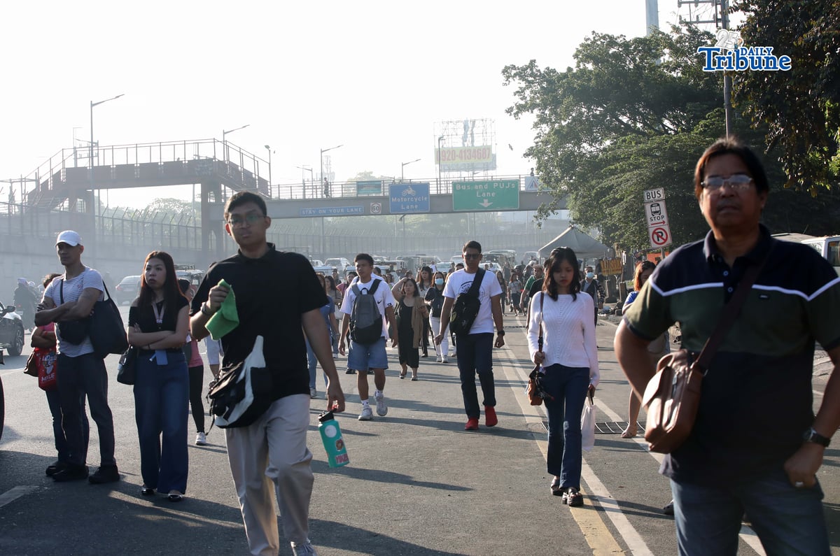 (April 15 2026)  On Wednesday April 15 2026, the first day of transport strike commuters waiting for public transport to ride along Commonwealth Avenue in Quezon City, to get to their destination. Photo/Analy Labor