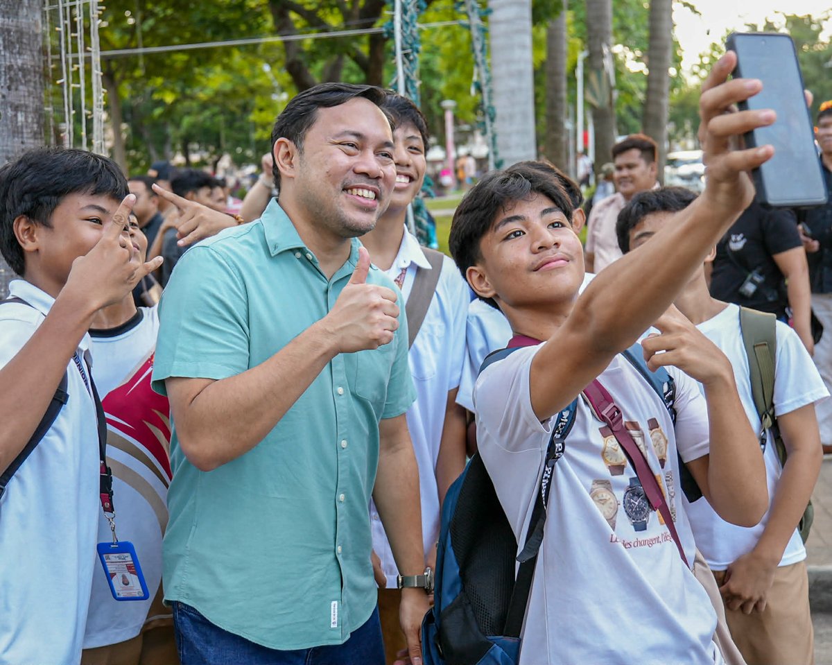 Senator Mark Villar honors exemplary student leaders, commends Class of 2026 graduates through a leadership awards that is named after him. For the Senator, the Mark Villar Leadership Awards honors graduating learners who have demonstrated outstanding leadership, responsibility, and service within their school as well as communities.
This awardees this year include students from various public high schools outside Metro Manila.| Aram Lascano