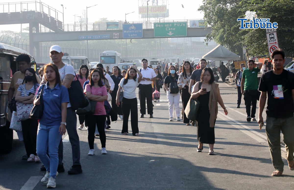 (April 15 2026)  On Wednesday April 15 2026, the first day of transport strike commuters waiting for public transport to ride along Commonwealth Avenue in Quezon City, to get to their destination. Photo/Analy Labor
