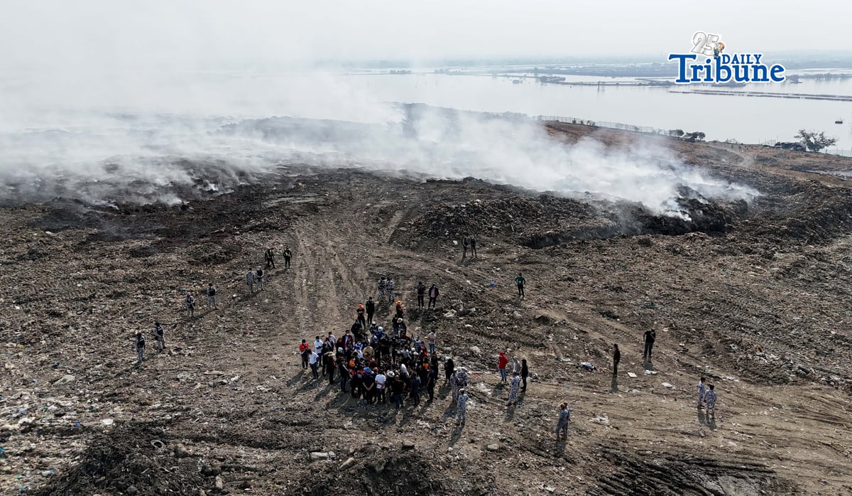 (April 16 2026) The aerial shLANDFILL BLAZE FROM ABOVE: An aerial view of the Navotas Sanitary Landfill on 16 April 2026 shows a fire that has been burning for days, affecting nearby communities in Navotas, Malabon, and Obando, Bulacan. Photo by Analy Labor.
ot of Navotas Landfill on Thursday April 16 2026, where a fire has been burning for several days, affecting nearby communities in Navotas, Malabon, and Obando, Bulacan. Photo/Analy Labor