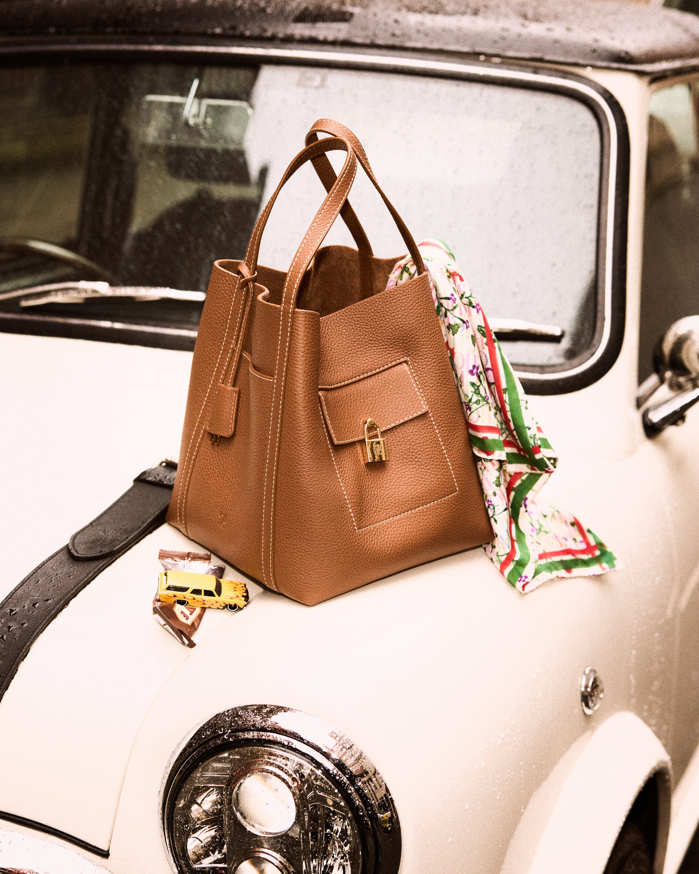 THE Olivo leather’s patina beautifully grows with time.
