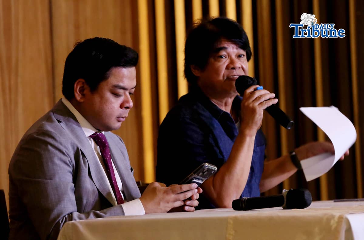 (April 17 2026) Bicol Saro Partylist Representatives Terry Ridon with Usapang Balita Media Forum Moderator Charlie Manalo show a Copies of the certification of the Office of the Ombudsman, attesting that Leonen has no SALN from 1989 - 2008 as member of the University of the Philippines faculty and from 2008 - 2011 as dean of UP College of Law, during the forum held in Quezon City on Friday April 17 2026. Photo/Analy Labor