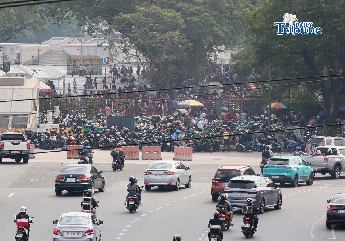 (April 17 2026) Motorcycles are parked at the entrance of the Quezon Memorial Circle in Quezon City as motorcycle taxi and delivery riders claim their P5,000 from Department of Social Welfare and Development (DSWD) personnel during a special payout schedule for unclaimed cash relief assistance on Friday April 17 2026. Photo/Analy Labor