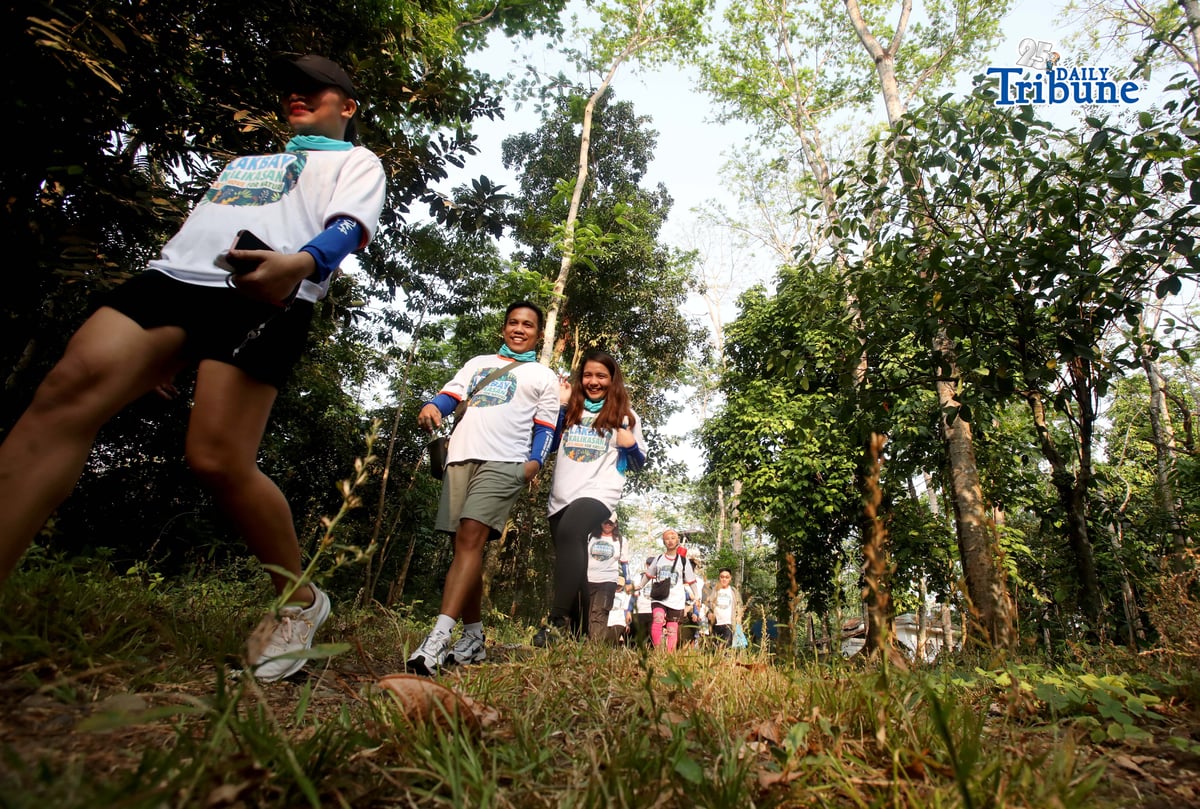 Hundreds of nature lovers joined Lakbay Kalikasan 2026 at La Mesa Nature Reserve on Saturday, 18 April 2026, participating in a nature hike and wellness activities promoting environmental protection and community action. Anchored on the global theme “Our Power, Our Planet,” the event highlighted the impact of collective efforts in caring for the environment during the Manila Water Earth Day celebration. Photo by Analy Labor.