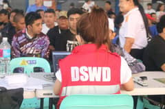 MC, delivery riders flock in QC to receive 5k cash aid