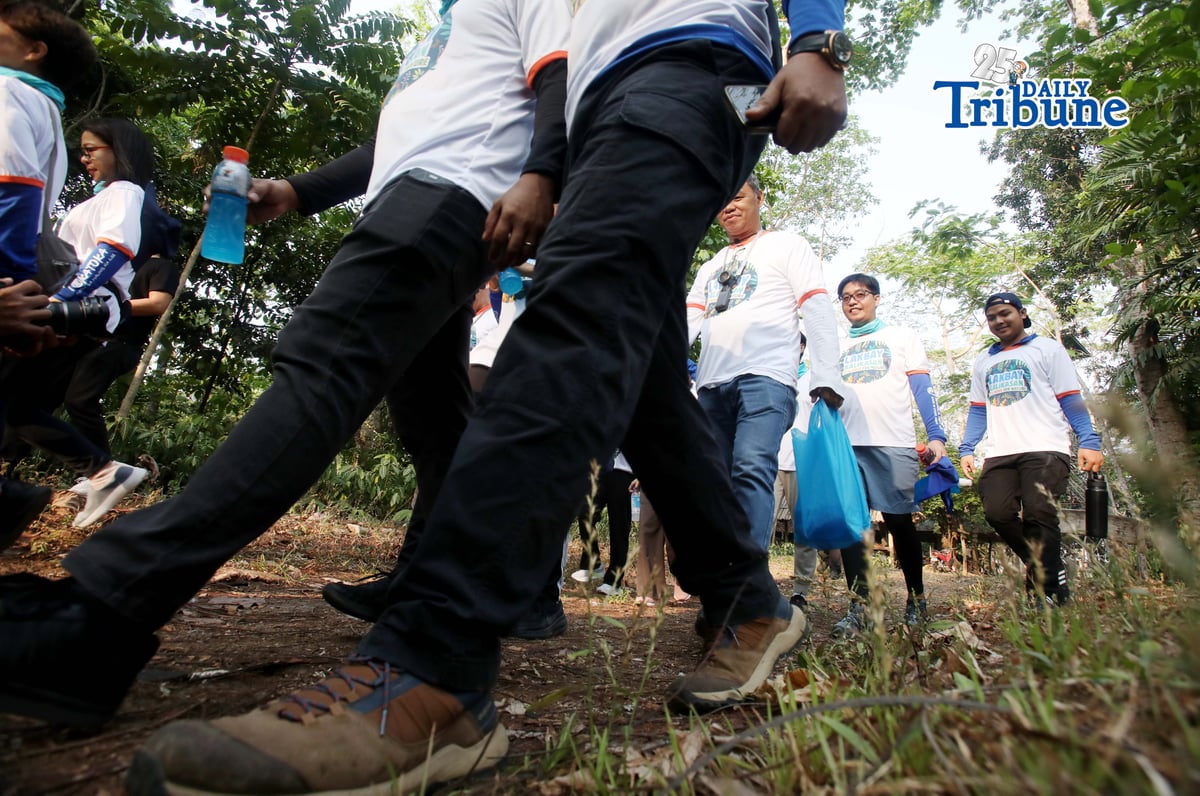 Hundreds of nature lovers joined Lakbay Kalikasan 2026 at La Mesa Nature Reserve on Saturday, 18 April 2026, participating in a nature hike and wellness activities promoting environmental protection and community action. Anchored on the global theme “Our Power, Our Planet,” the event highlighted the impact of collective efforts in caring for the environment during the Manila Water Earth Day celebration. Photo by Analy Labor.