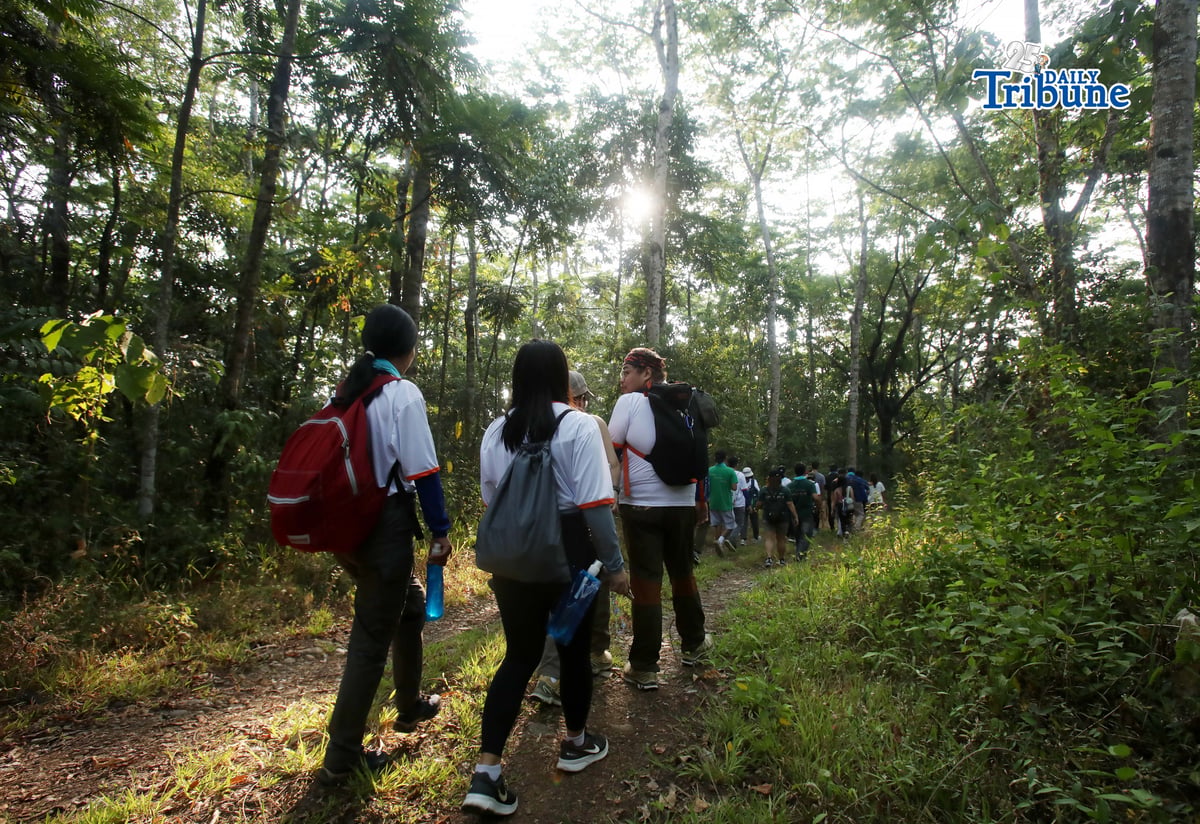Hundreds of nature lovers joined Lakbay Kalikasan 2026 at La Mesa Nature Reserve on Saturday, 18 April 2026, participating in a nature hike and wellness activities promoting environmental protection and community action. Anchored on the global theme “Our Power, Our Planet,” the event highlighted the impact of collective efforts in caring for the environment during the Manila Water Earth Day celebration. Photo by Analy Labor.