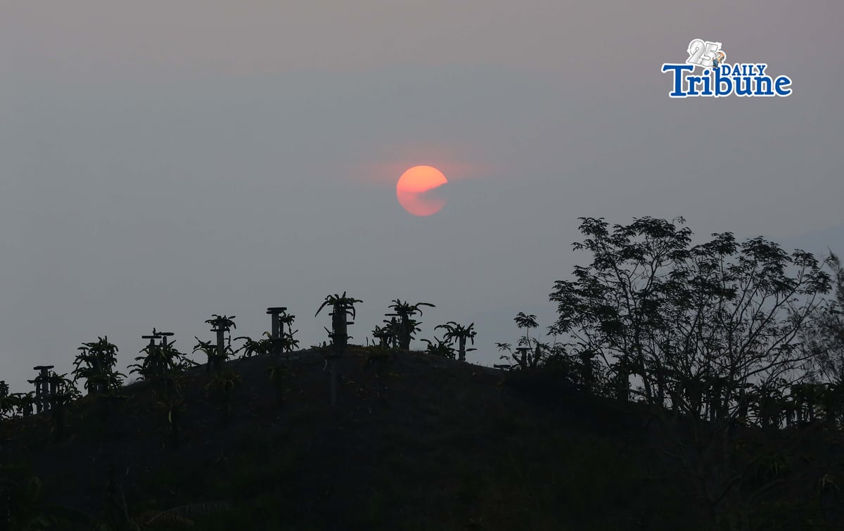 (April 18 2026) A sunrise covered by a haze seen at Sitio Dayapa Brgy. Sampaloc in Tanay Rizal on Sunday Morning April 19, 2026, creating a dramatic and serene natural view over the ridges of Rizal province. Photo/Analy Labor