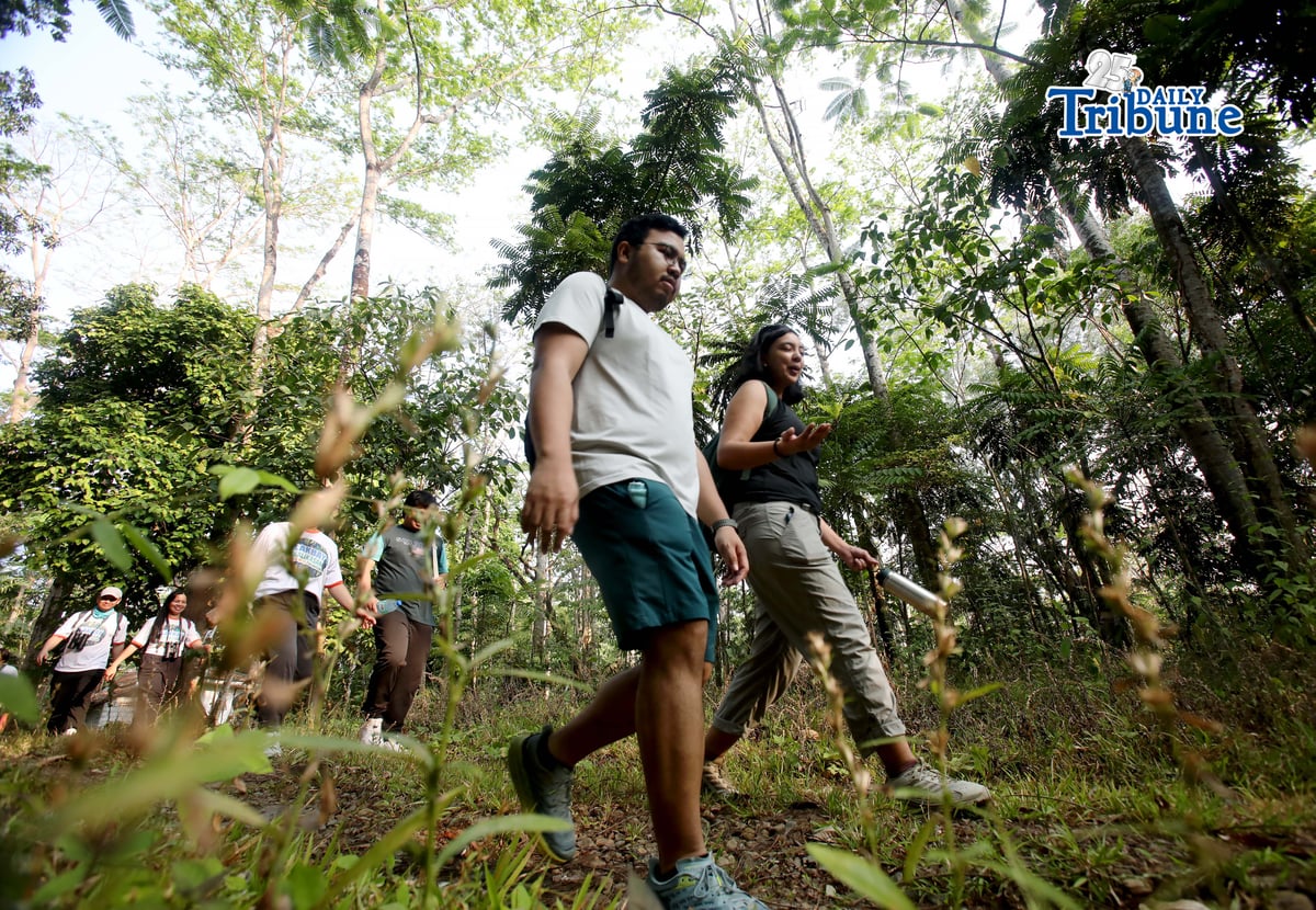 Hundreds of nature lovers joined Lakbay Kalikasan 2026 at La Mesa Nature Reserve on Saturday, 18 April 2026, participating in a nature hike and wellness activities promoting environmental protection and community action. Anchored on the global theme “Our Power, Our Planet,” the event highlighted the impact of collective efforts in caring for the environment during the Manila Water Earth Day celebration. Photo by Analy Labor.