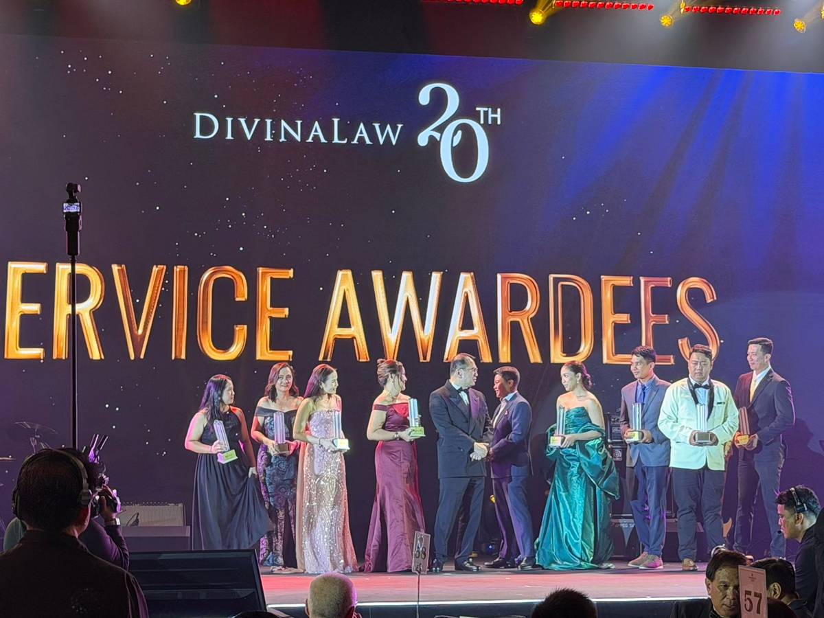 DEAN Nilo Divina (center) with awardees recognized for five, 10, 15 and 20 years of service during the 20th anniversary