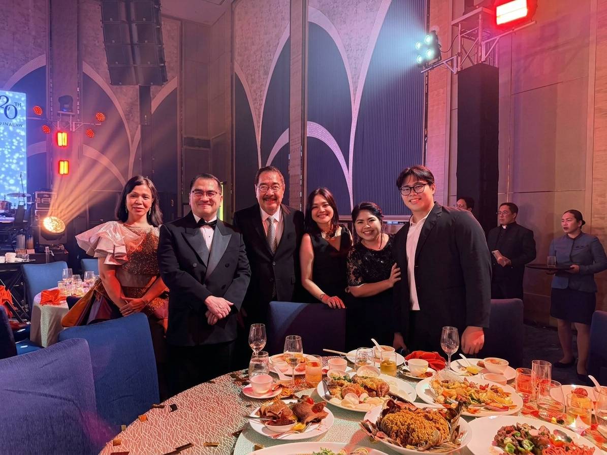 DAILY TRIBUNE executives and editors join the celebration of DivinaLaw’s 20th anniversary at Shangri-La The Fort in Taguig City, with (from left) EVP Bettina Fernandez, columnist Dean Nilo Divina, president Willie Fernandez, managing and Life editor Dinah Ventura, director of Advertising and Marketing Jelene Galvan and associate Online editor Jason Mago.