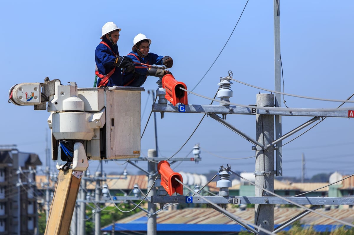 PHOTO shows Meralco crews conducting maintenance works.
