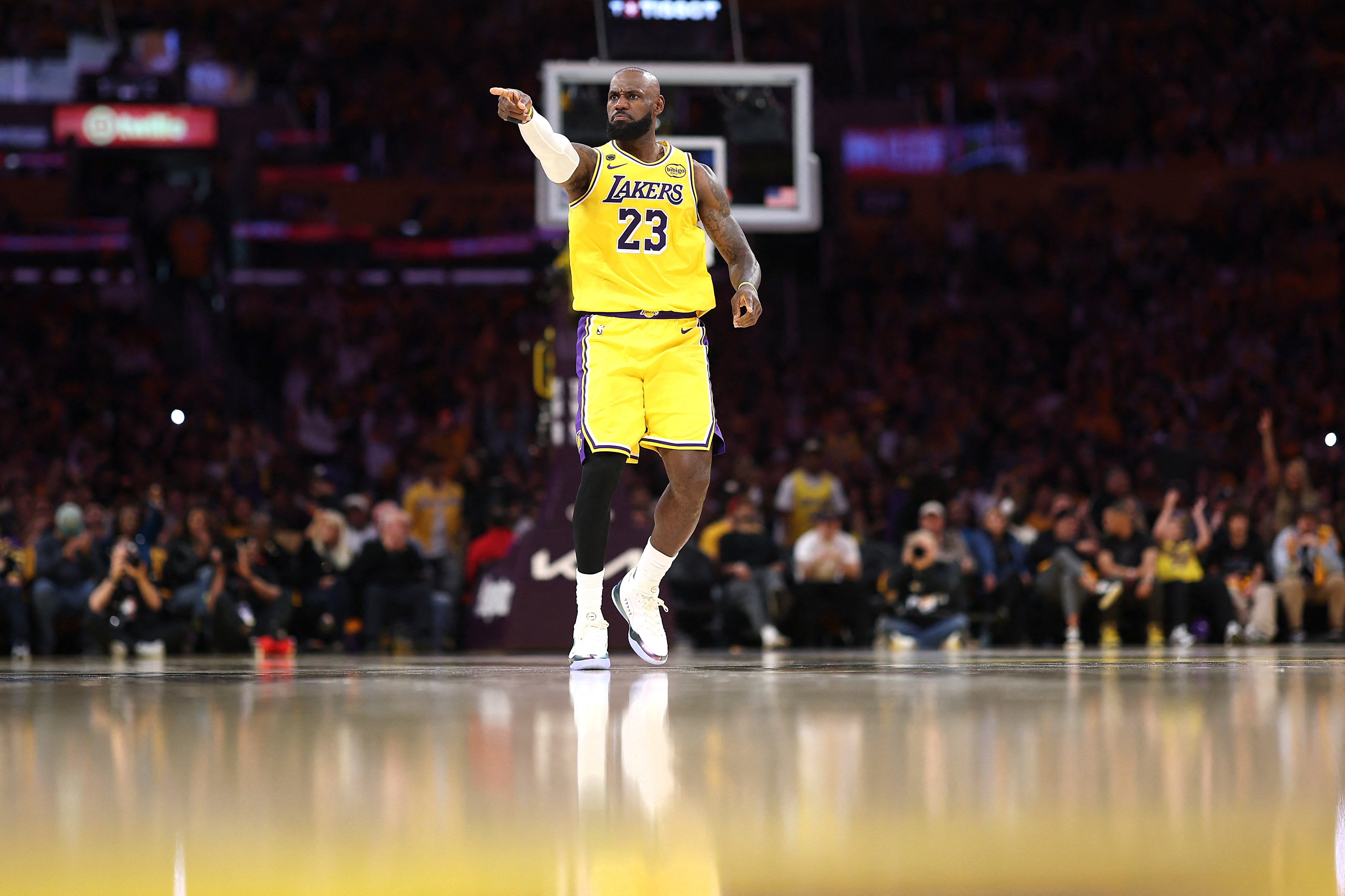 Lakers, Knicks, Cavaliers strike in playoffs opener