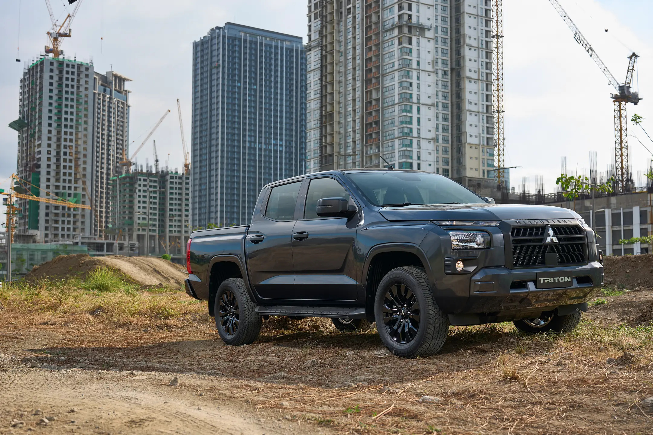 DARK MODE: Black trim update for Mitsubishi Triton