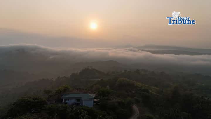 (April 18 2026) As the sunrise goes up the Sea of clouds creating a dramatic and serene natural view over the ridges of Rizal province, on Sunday morning April 19 2026. Photo/Analy Labor
