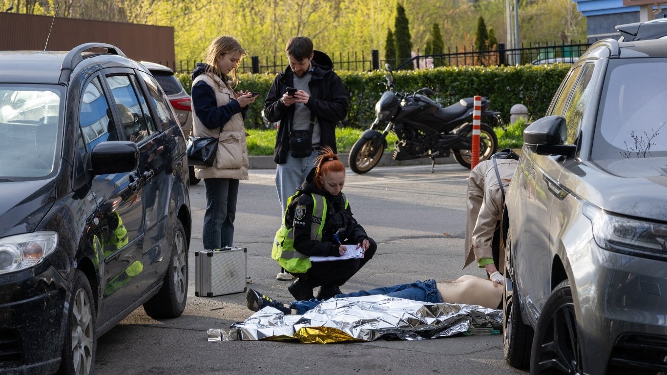 Gunman, hostage among 6 killed in Kyiv shooting