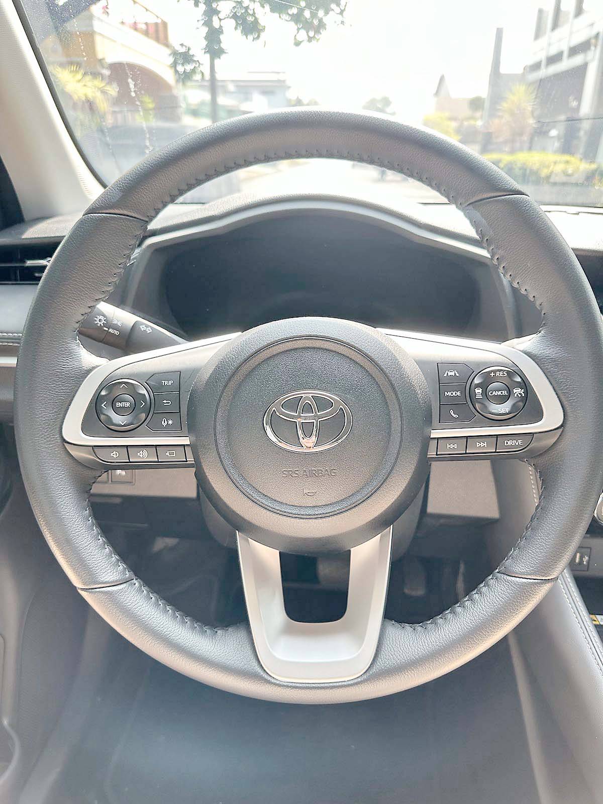 JOY in the details: Comfy steering wheel, 10.1 touch screen and large trunk space.