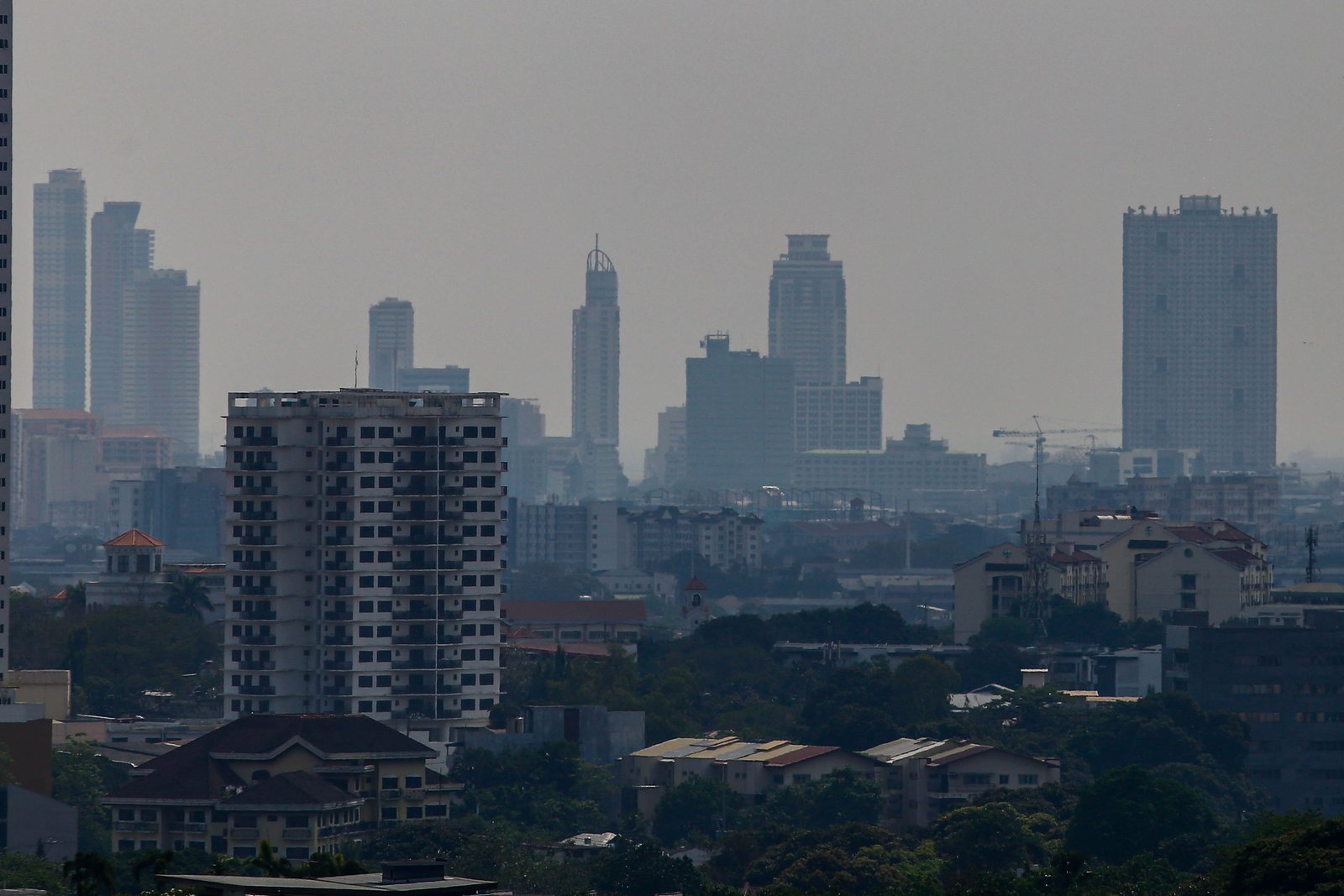 Haze continues to blanket Manila and neighboring cities today, 19 April 2026, as the Air Quality Index (AQI) reaches Moderate to Unhealthy for Sensitive Groups. Residents with respiratory conditions are strongly advised to limit prolonged outdoor activities. According to the DENR-EMB, Metro Manila is experiencing a "thermal inversion"—a phenomenon where warm air sits above cooler air, acting like a lid that traps pollution near the ground.