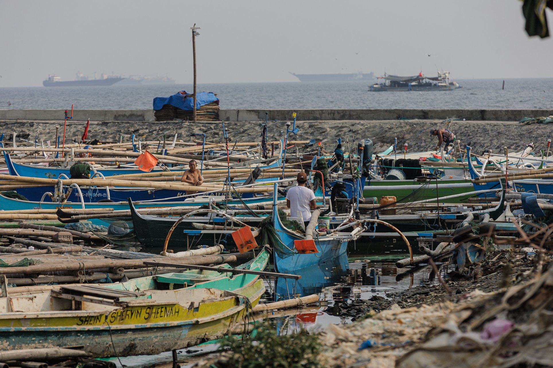 Scenes in Navotas as unhealthy air quality persists