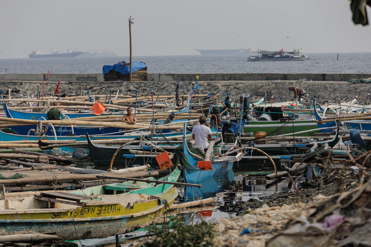 Scenes in Navotas as unhealthy air quality persists