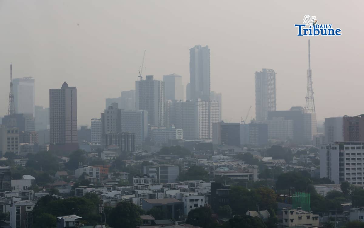 (April 20 2026) Buildings covered a thick smog seen from Quezon City on Monday morning April 20 2026. The Environmental Management Bureau (EMB) logs a very unhealthy air quality in Metro Manila after recording high levels of PM2.5, or the tiny atmospheric particles or droplets which may be inhaled and may cause health concerns, in the air due to numerous factors like vehicle emissions, construction and road dust. Photo/Analy Labor