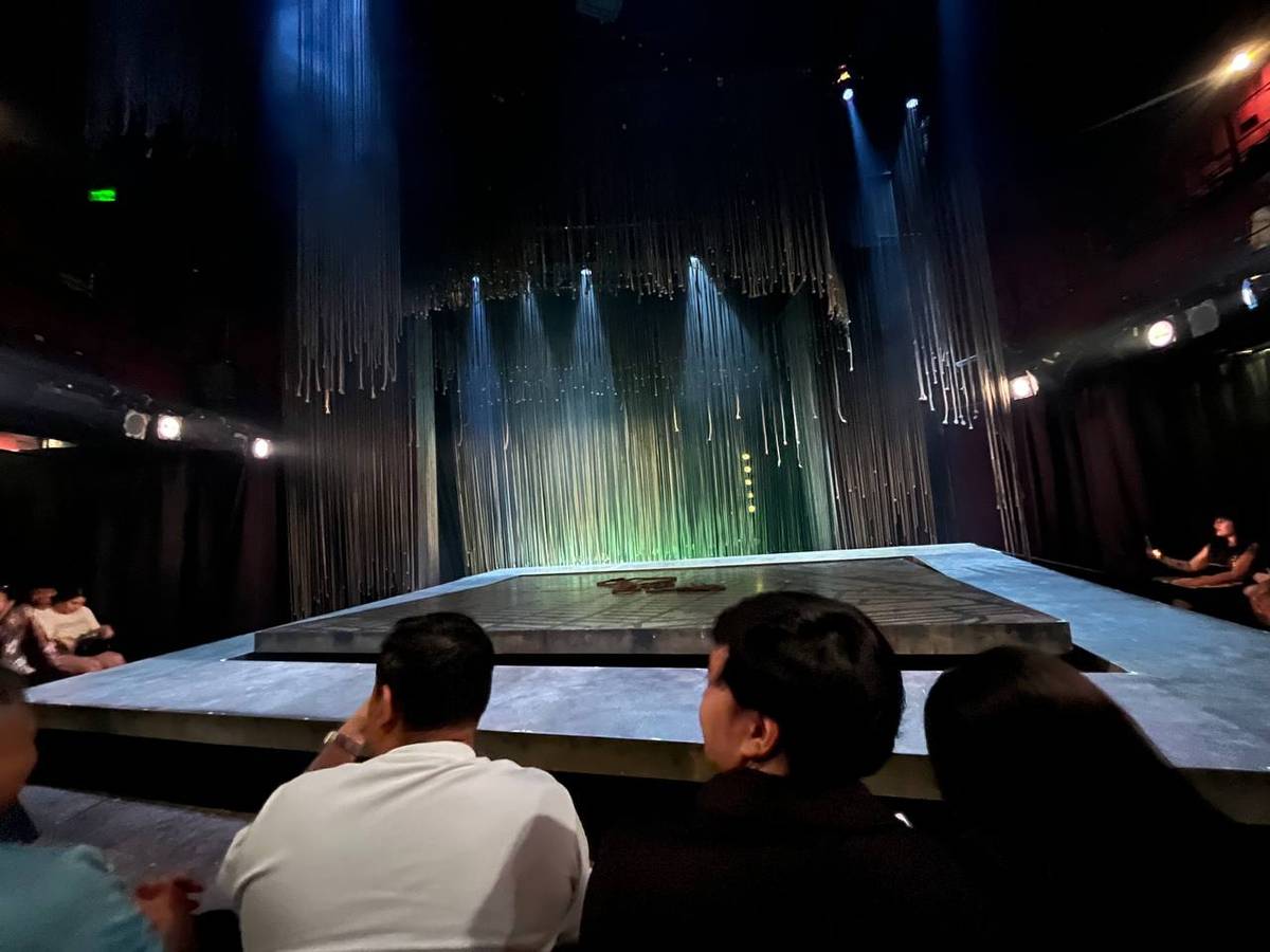 The stage features a central articulated platform that tilts and shifts.