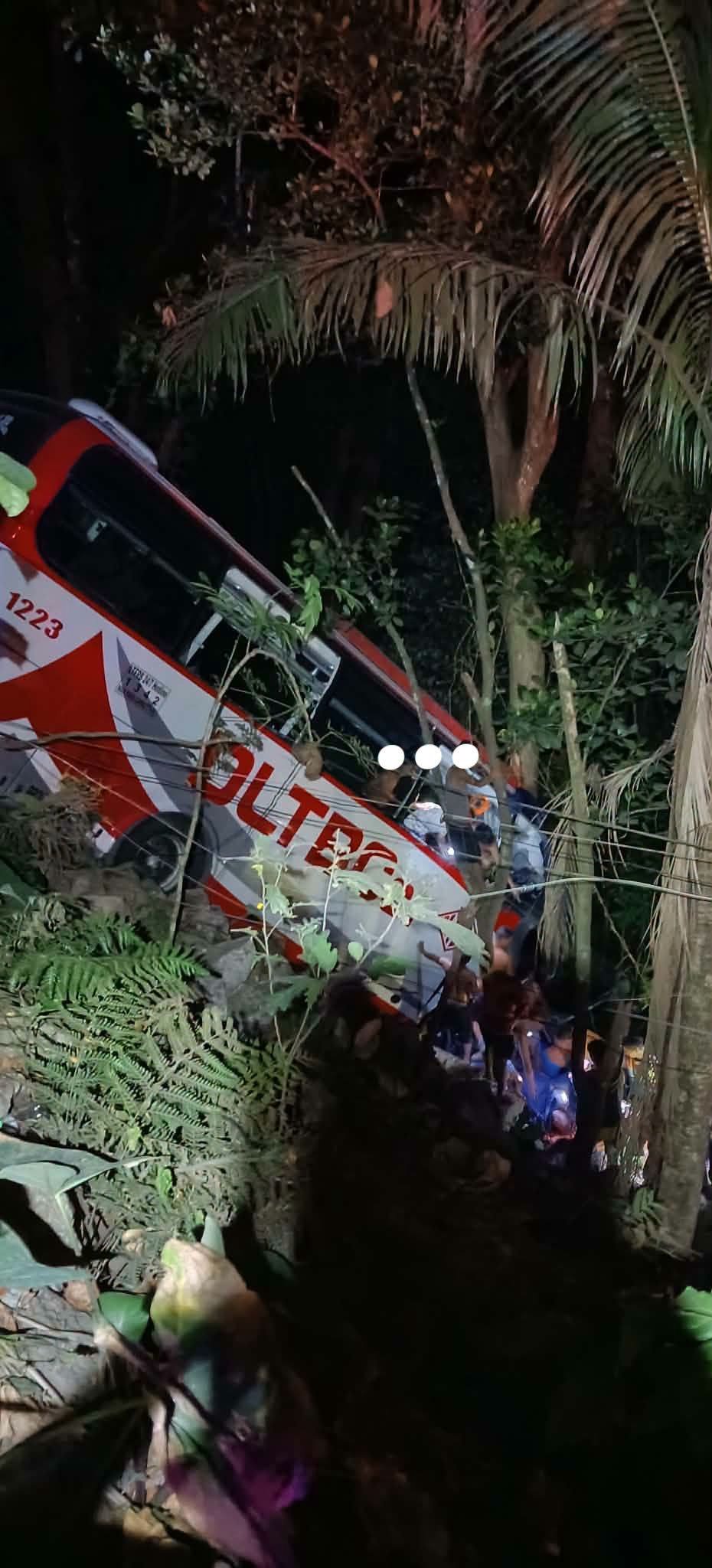 Two dead, 39 injured as bus plunges in Pagbilao ravine