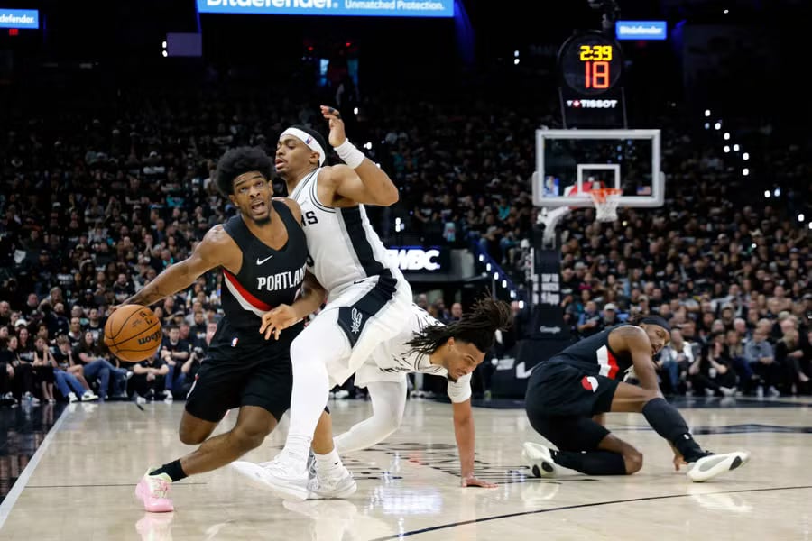 Blazers shock Spurs
