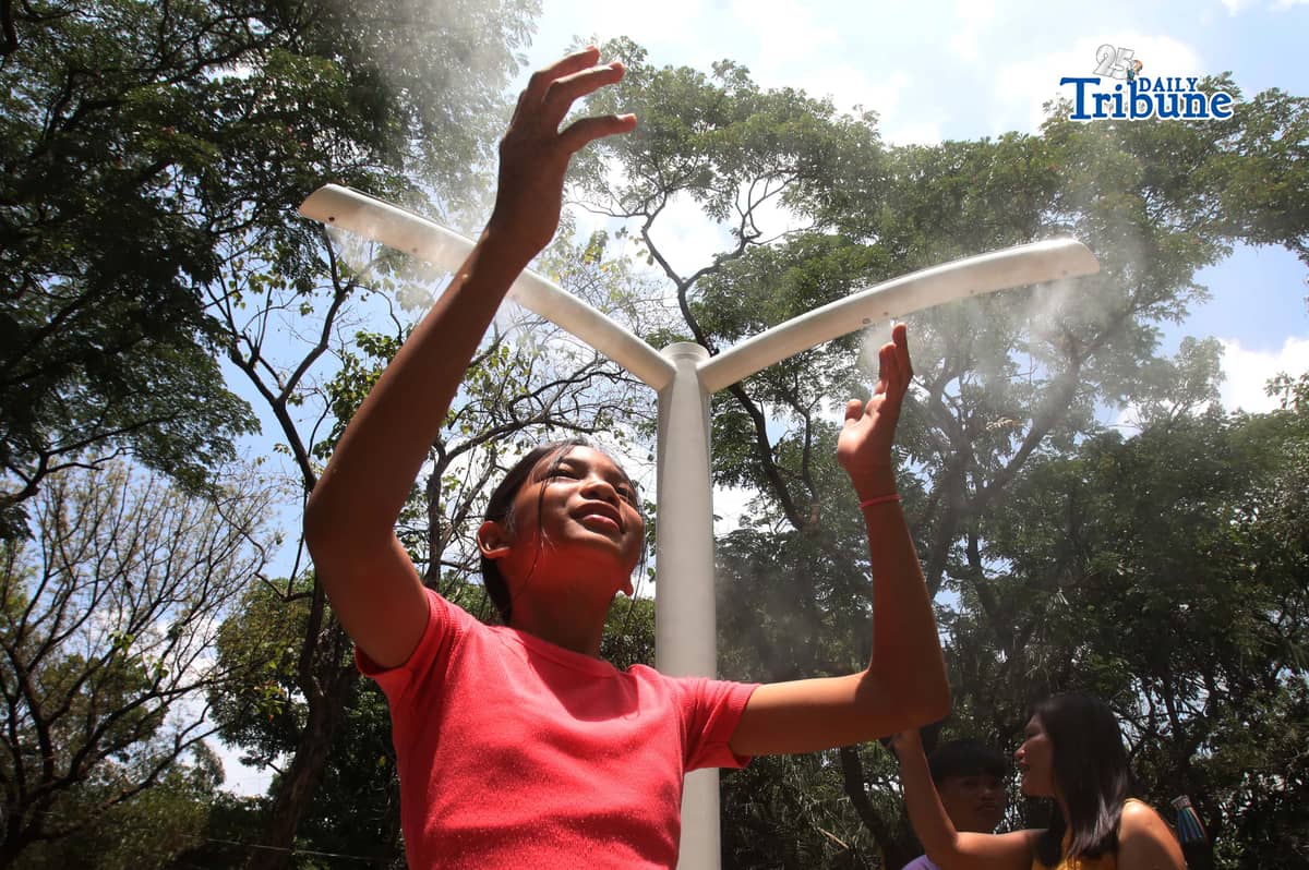 (April 22 2026) Families enjoy the newly installed outdoor misting system at the Quezon Memorial Circle in Quezon City on Wednesday, April 22, 2026. The misting areas, located within the park, offer instant cooling for visitors, joggers, and diners as part of city efforts to improve park comfort, to provide relief from intense summer heat. Photo/Analy Labor
