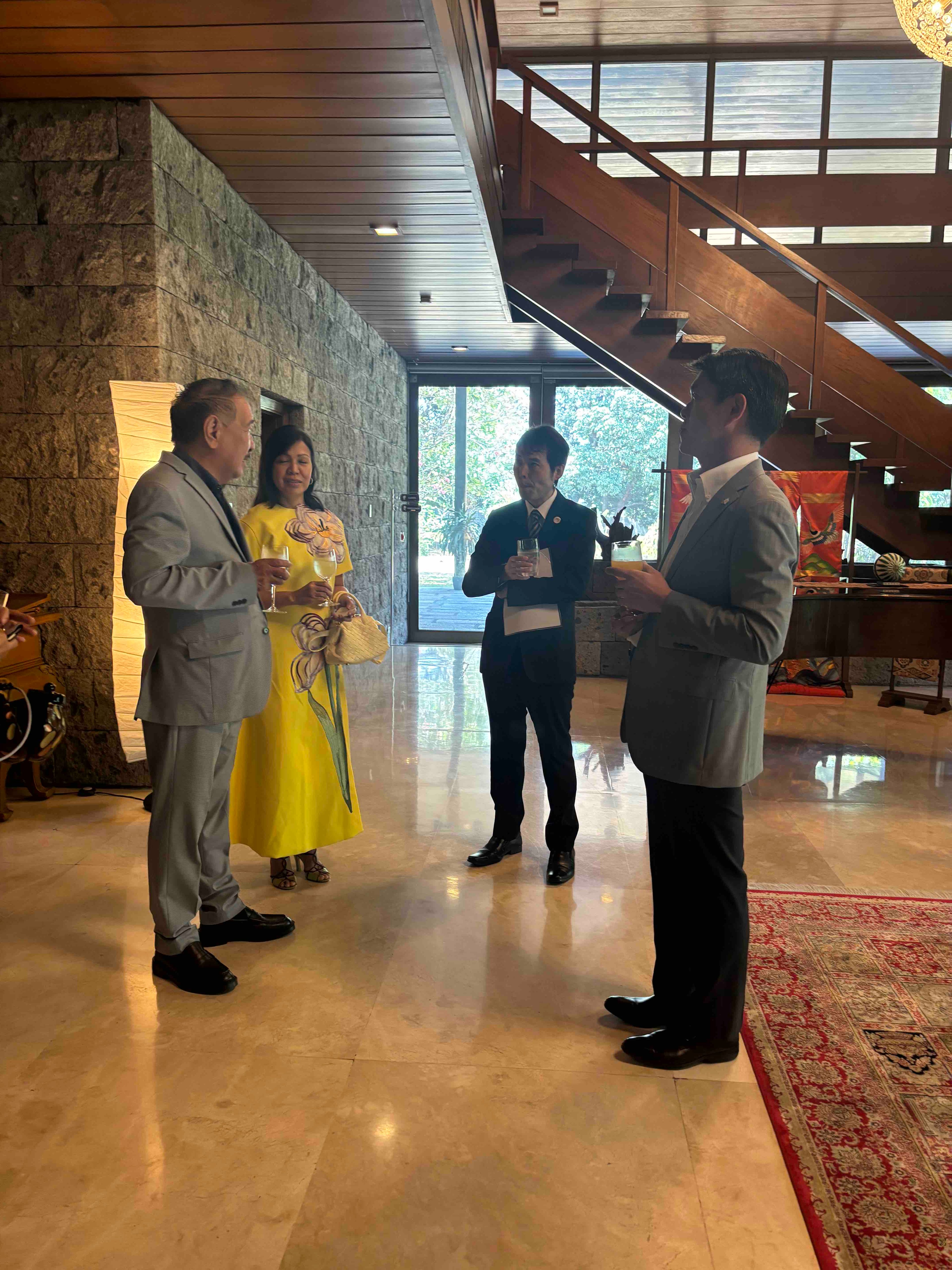 A glimpse of Ambassador Endo Kazuya’s home as he speaks with DAILY TRIBUNE president Willie Fernandez and executive vice president Bettina Fernandez and Japan Information and Culture Center director/First Secretary Shigehiro Matsuda.