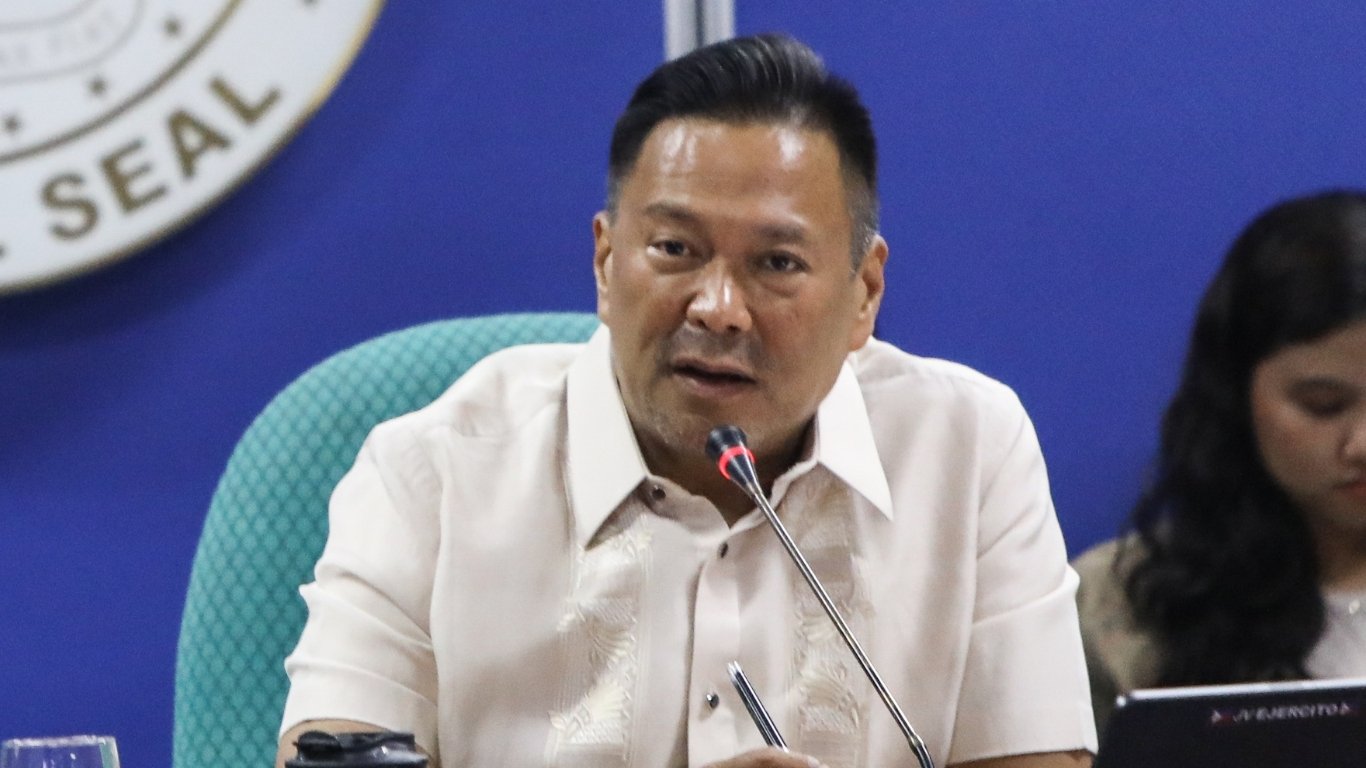Sen. Ejercito proposes P5,000 job search grant for fresh graduates
