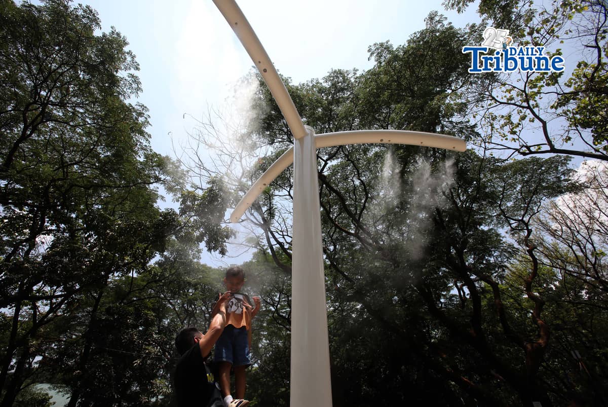(April 22 2026) Families enjoy the newly installed outdoor misting system at the Quezon Memorial Circle in Quezon City on Wednesday, April 22, 2026. The misting areas, located within the park, offer instant cooling for visitors, joggers, and diners as part of city efforts to improve park comfort, to provide relief from intense summer heat. Photo/Analy Labor