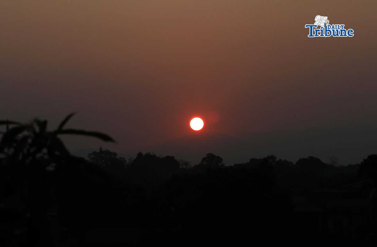 RED SUN RISES
A deep red sun rises over North Caloocan on 23 April 2026. The Philippine Atmospheric, Geophysical and Astronomical Services Administration said there is a 79% chance of El Niño developing in June to August 2026, which may persist into early 2027 and bring drier-than-usual conditions, including possible drought and dry spells in parts of the country. (Analy Labor)